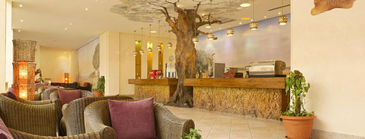 réception hôtel avec tronc d'arbre