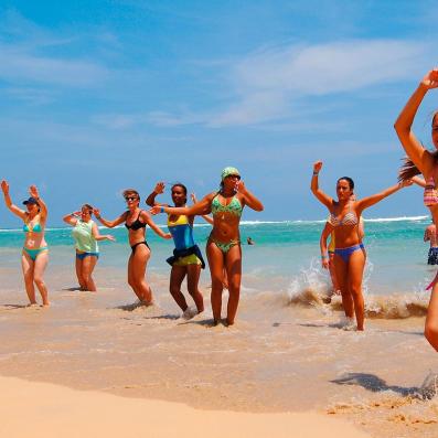 groupe dansant sur la plage