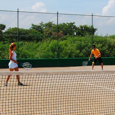 2 personnes jouant au tennis