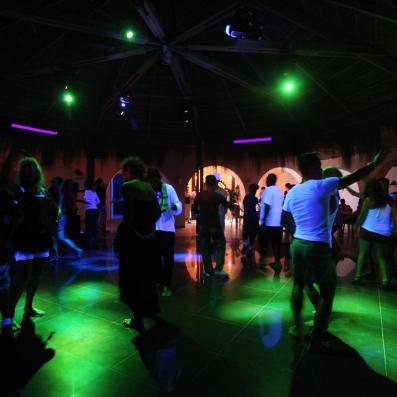personnes dansant en discothèque