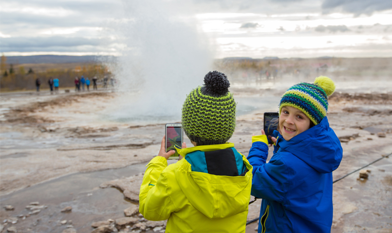 enfants devant un geyser