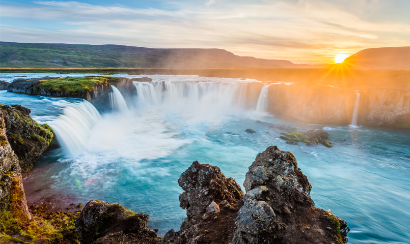 cascade au coucher du soleil