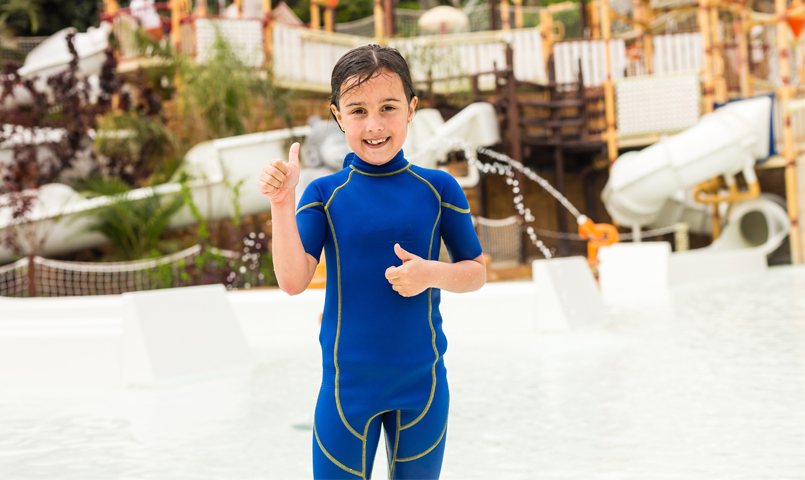 enfant dans parc aquatique