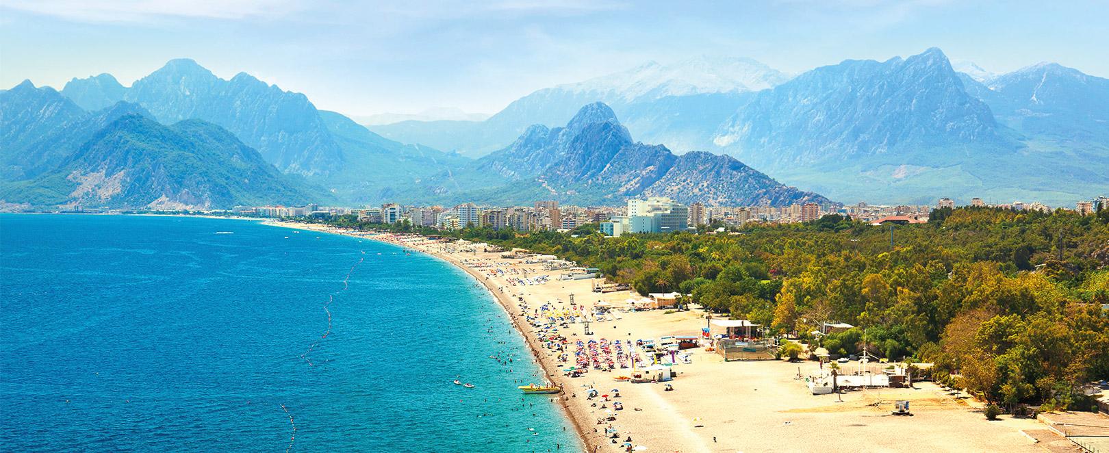 grande plage avec les montagnes en arrière plan