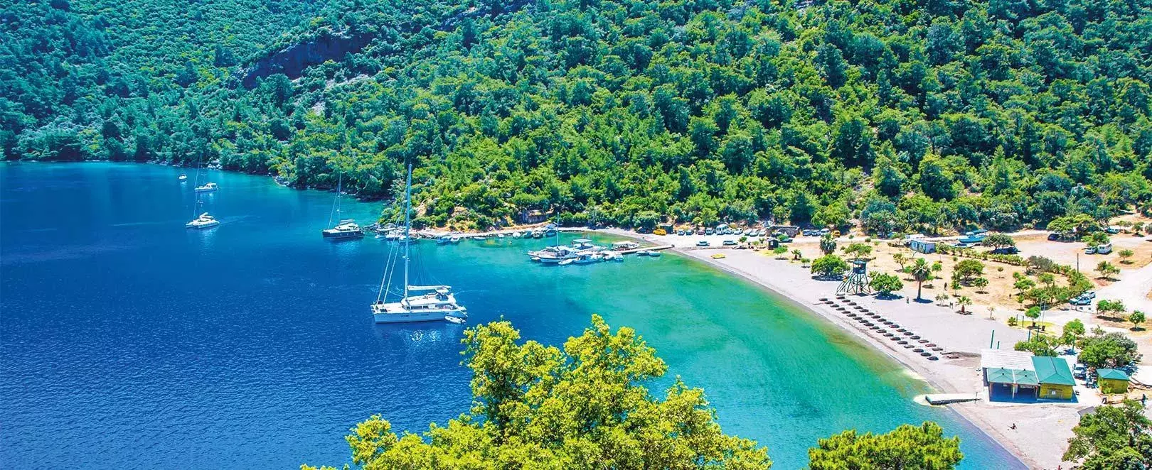 vue aérienne sur une crique aux eaux turquoise sur la côte turque