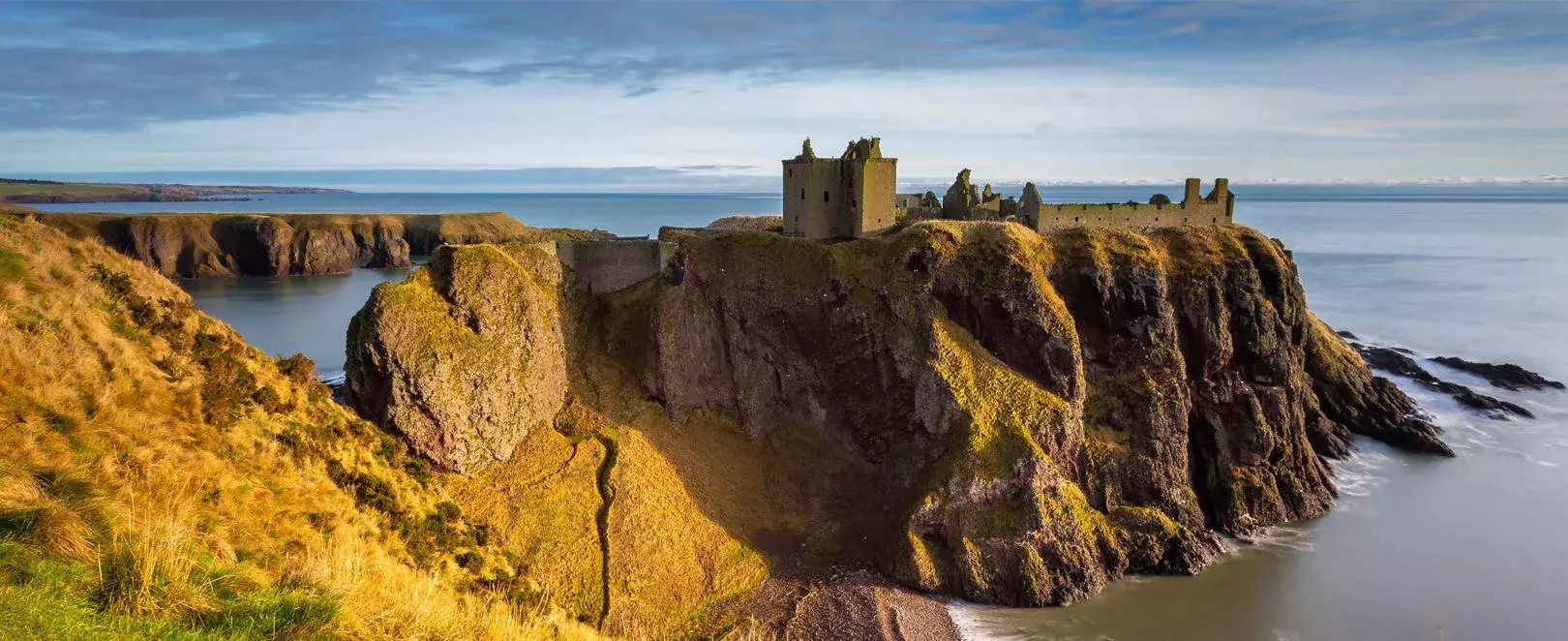 château au bout d'une falaise