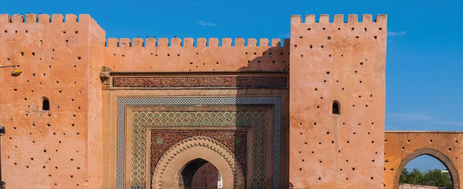 Vue de Meknès au Maroc, remparts et médina impériale sous lumière dorée, destination culturelle authentique