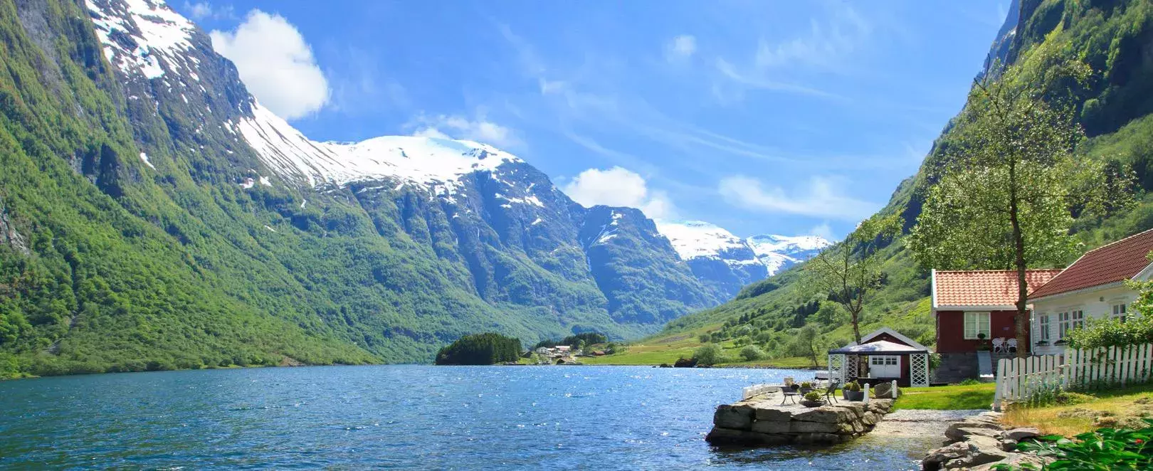 maison au bord d'un lac
