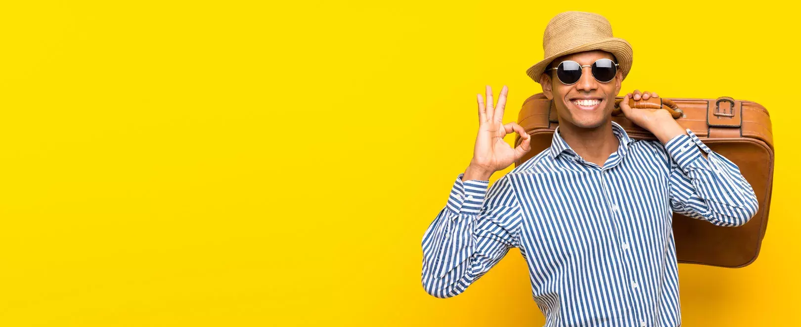 Homme qui fait OK avec les mains