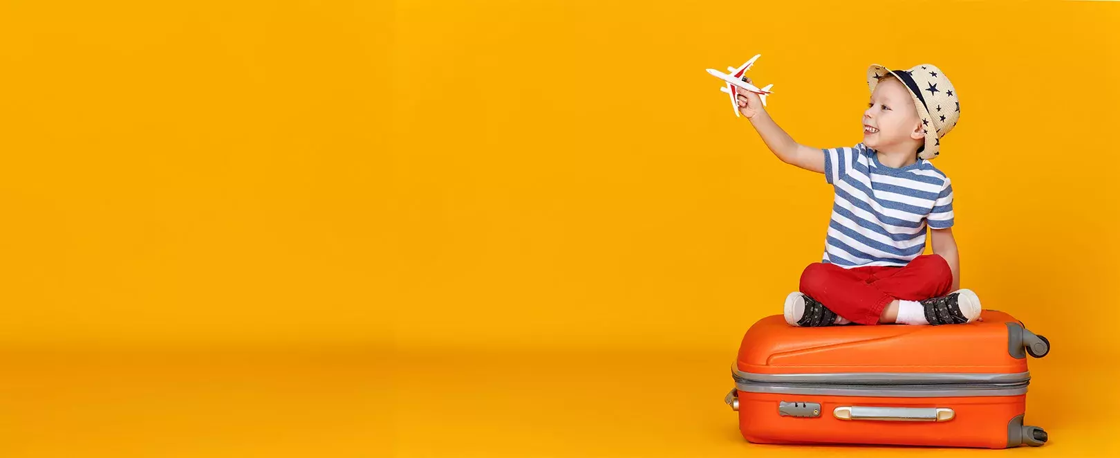 Enfant sur une valise