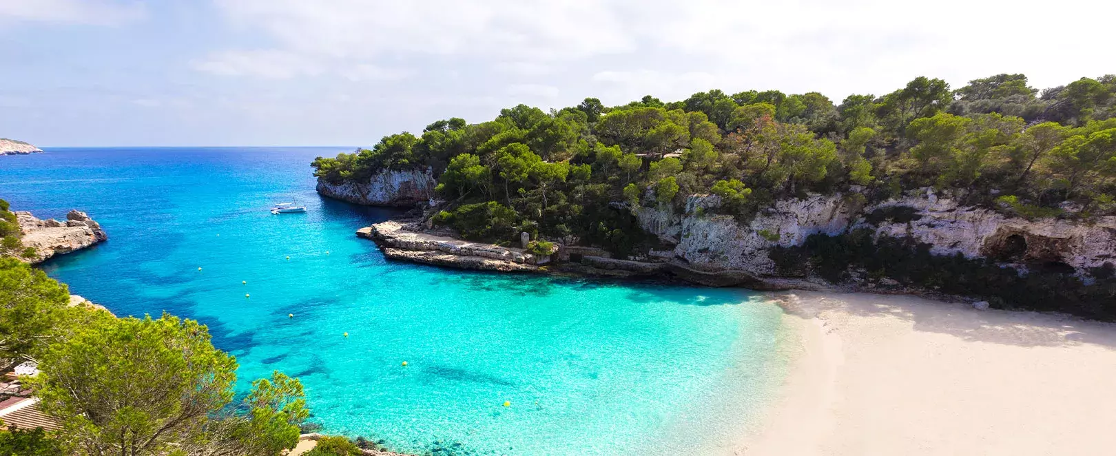 Baie de Majorque avec bateaux au mouillage, mer turquoise et criques sauvages des Baléares