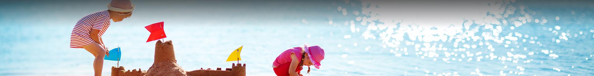 petites filles jouant sur la plage