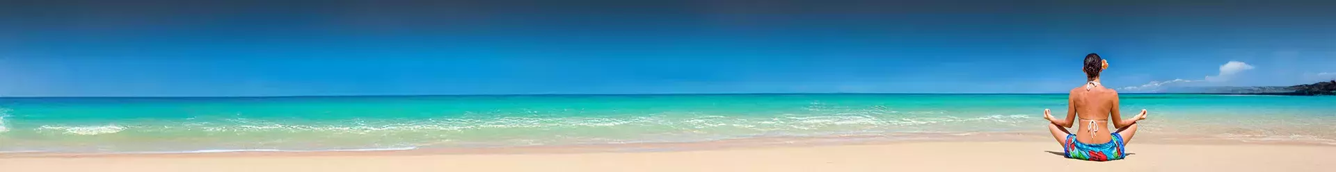 femme méditant sur la plage