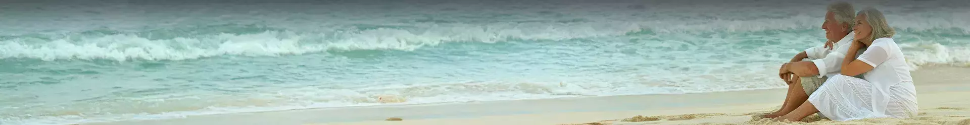 couple âgé sur la plage