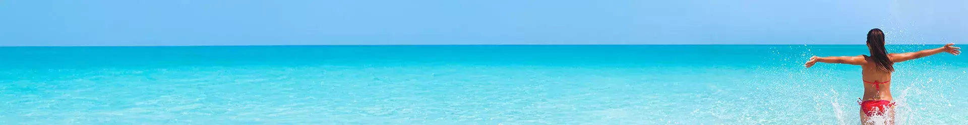 femme de dos dans la mer