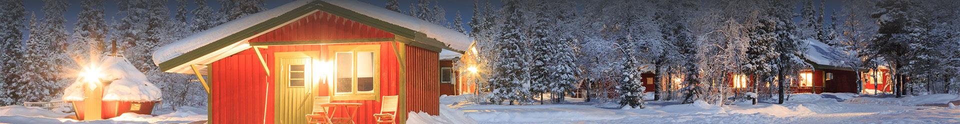 maison orange dans la neige