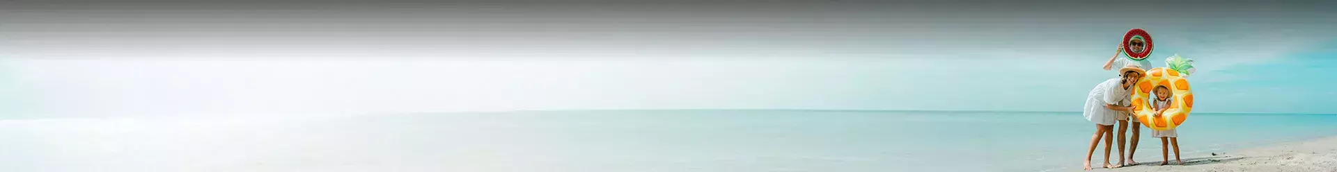 famille avec bouée sur la plage