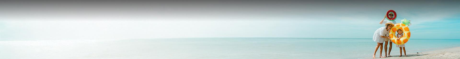 famille avec bouée sur la plage