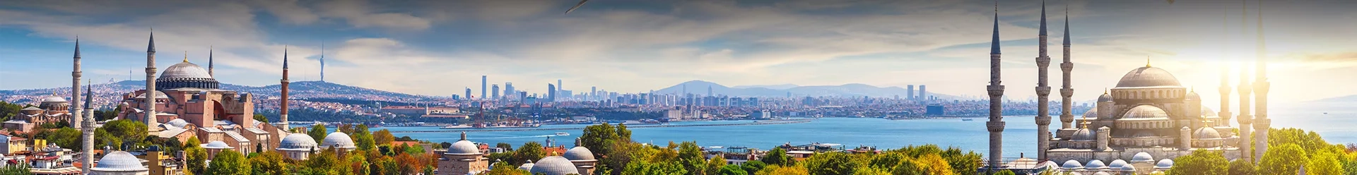Vue sur Istanbul avec le Bosphore en premier plan et au loin des mosquées et des immeubles modernes