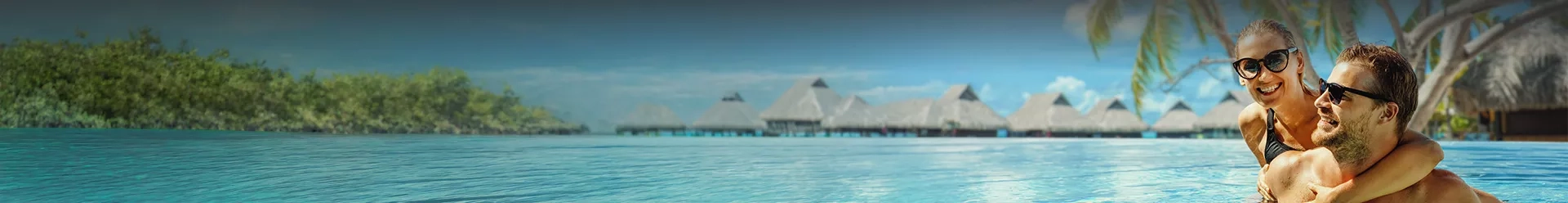 un couple dans une piscine avec des palmiers en fond