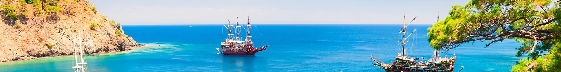 des bateaux en bois sur la mer en Turquie