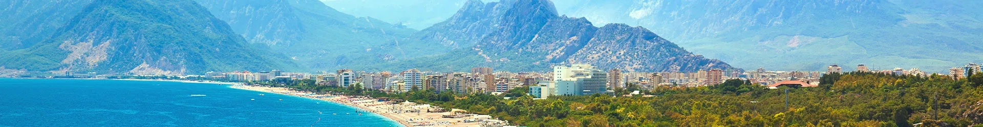 vue sur la mer et les montagnes à Antalya en Turquie