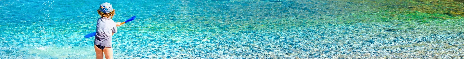 un enfant de dos jouant dans la mer