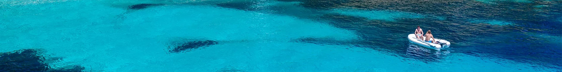 un petit bateau sur une mer turquoise à Majorque