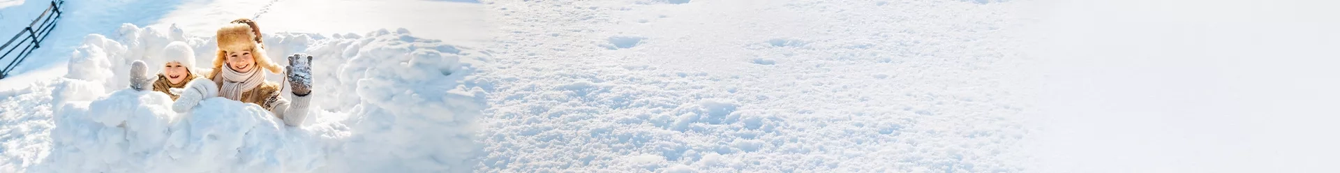 2 enfants dans la neige en Laponie