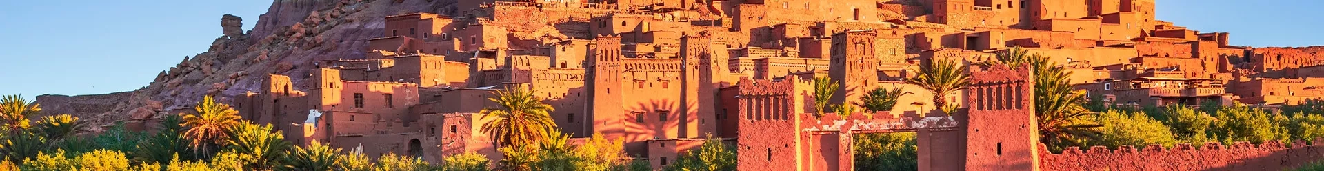 des maisons ocres à flanc de montagne au Maroc