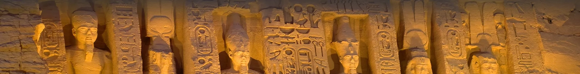 des statues de pharaons