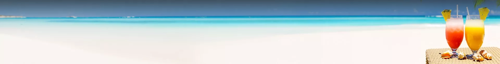 une plage aux eaux turquoise avec 2 cocktails