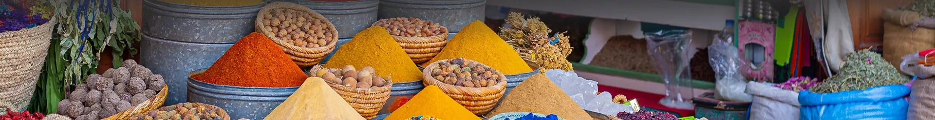 un étal d'épices dans un souk marocain