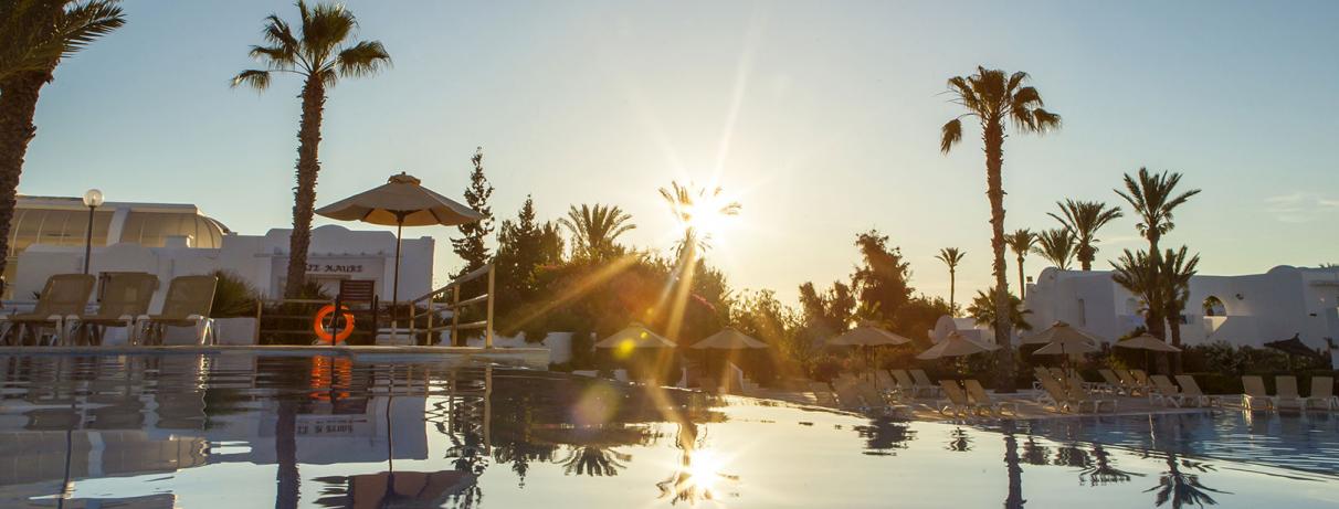 piscine au coucher du soleil