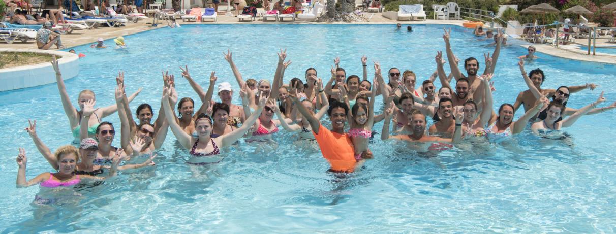 groupe levant les bras dans la piscine