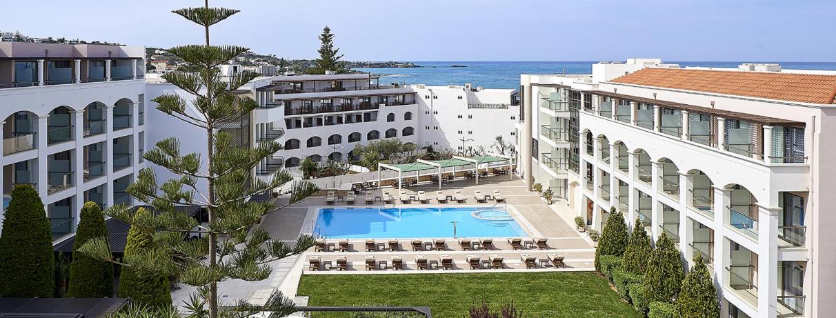 piscine et bâtiment hôtel