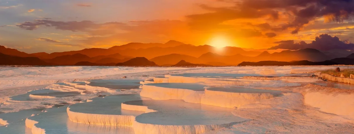 vue sur le pamukkale au coucher du soleil