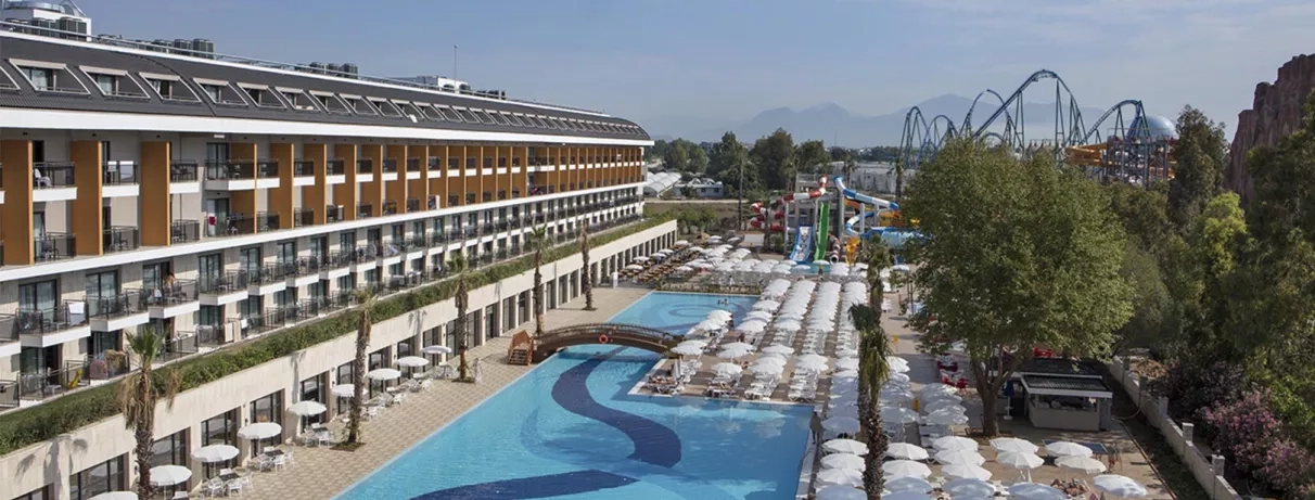 piscine et bâtiment hôtel