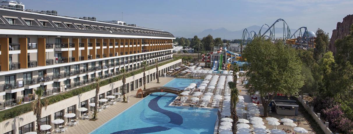 piscine et bâtiment hôtel