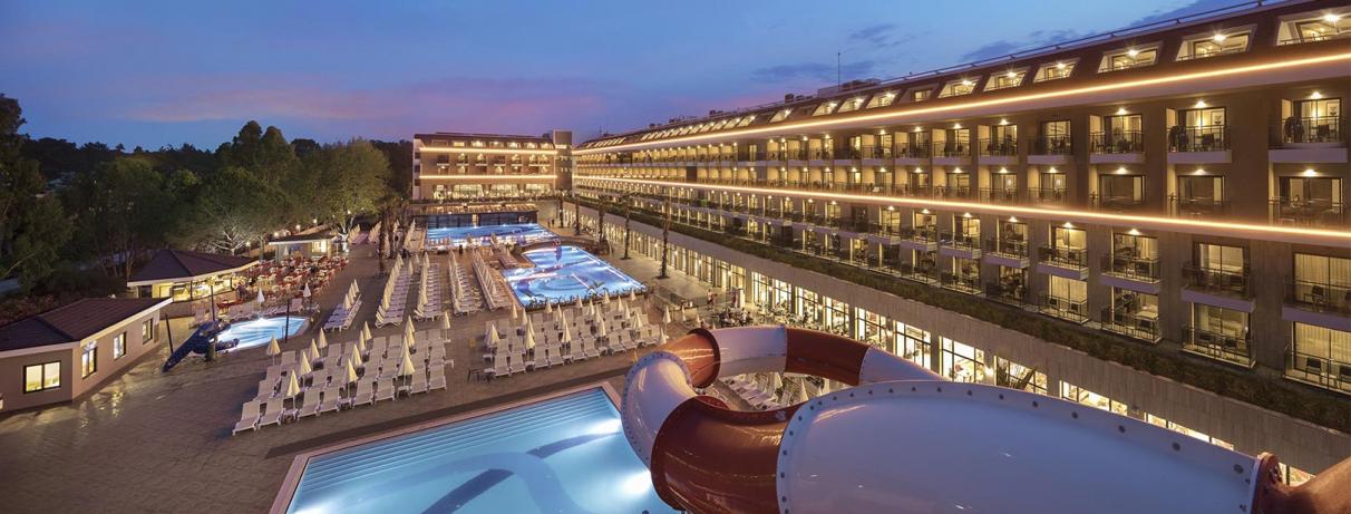 piscine et hôtel de nuit