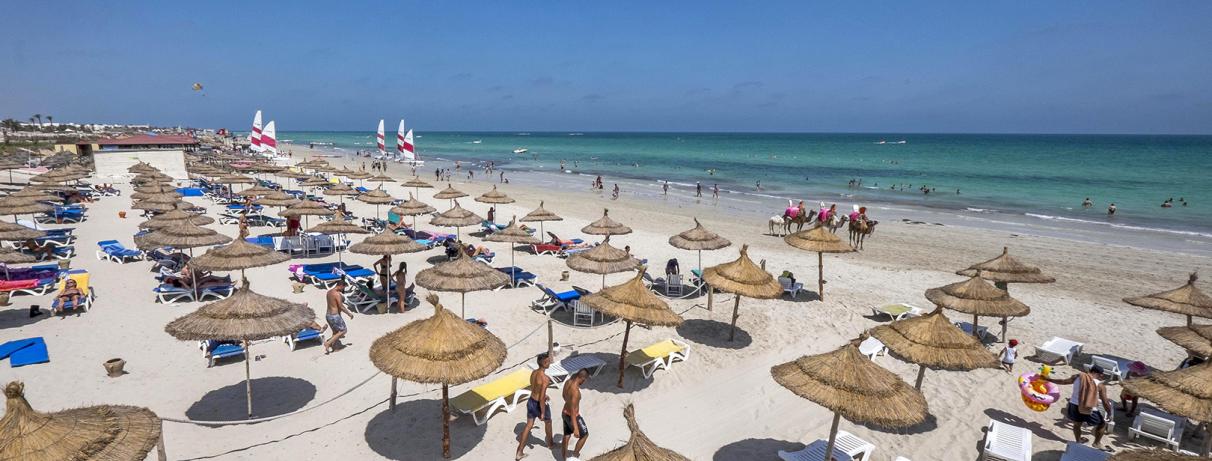 plage avec parasols