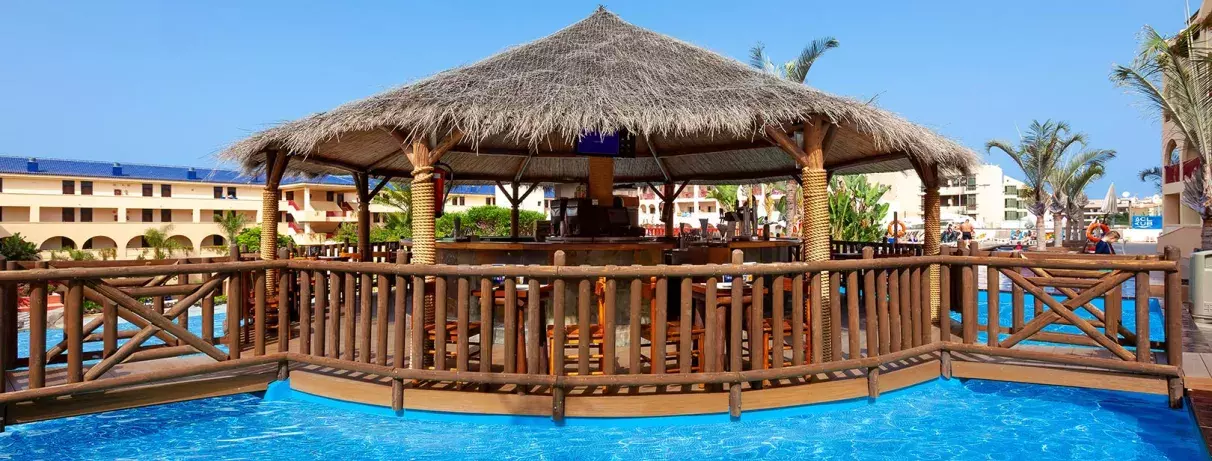 petite paillote sur la piscine