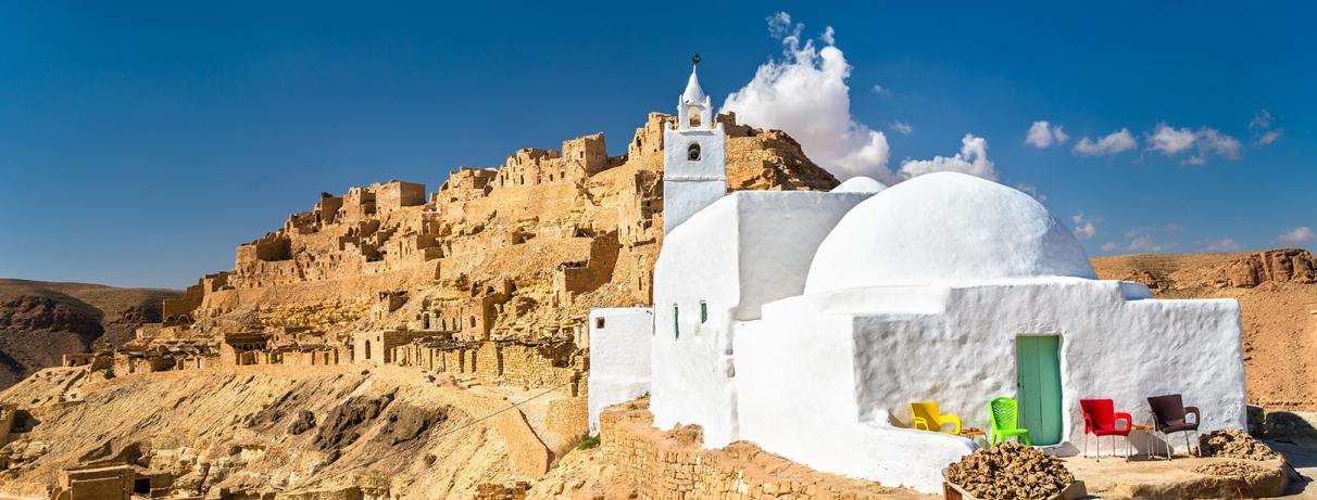 petite mosquée blanche au milieu d'un village troglodytique