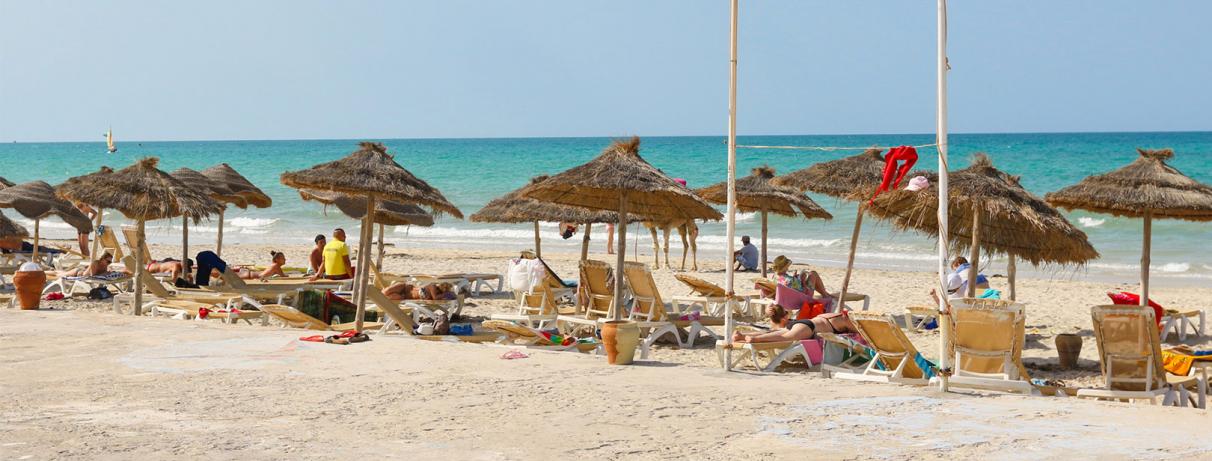 plage avec parasols