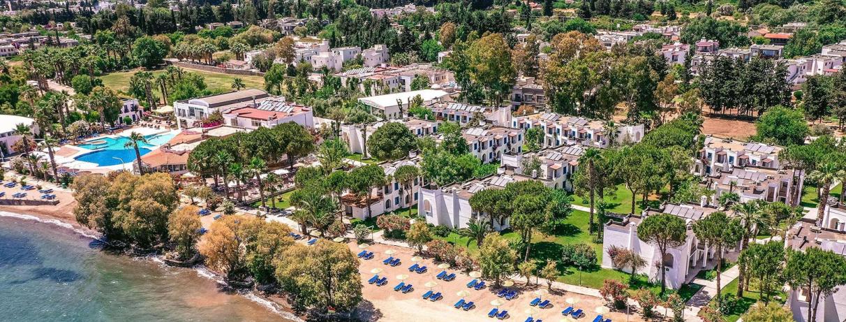 vue aérienne de l'hotel et plage