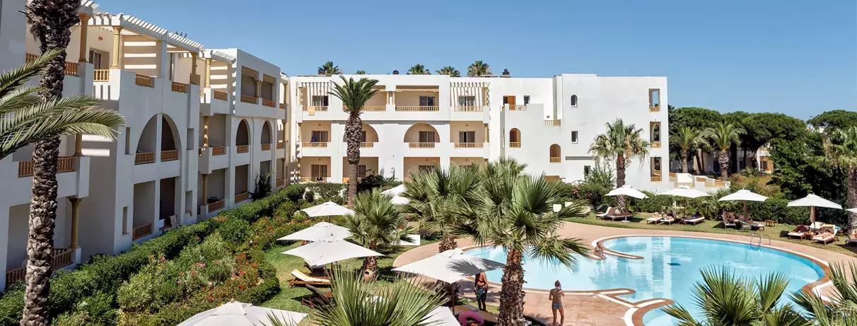 hôtel batiment blanc devant piscine