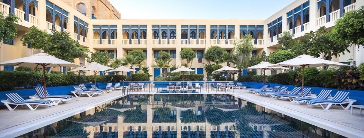 piscine et bâtiment hôtel