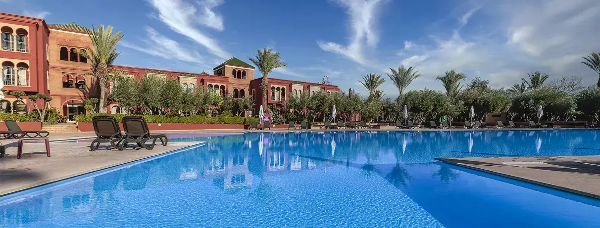 piscine et bâtiment hôtel