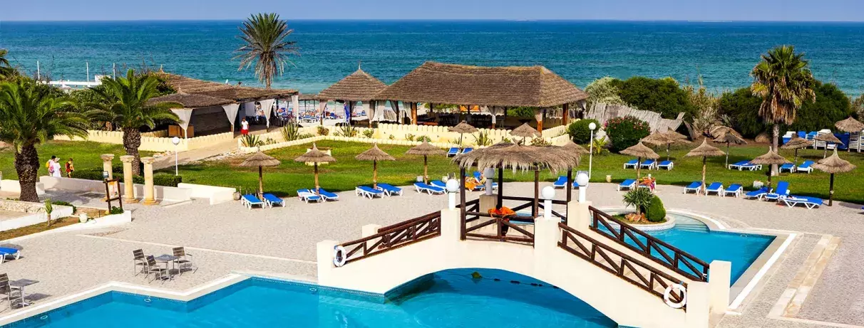 piscine avec petit pont