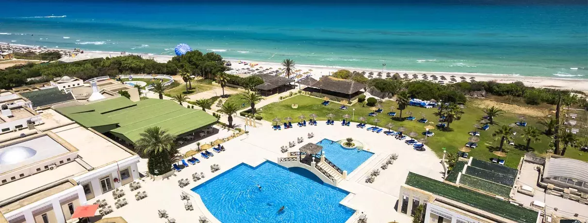 vue aérienne de la piscine et la mer